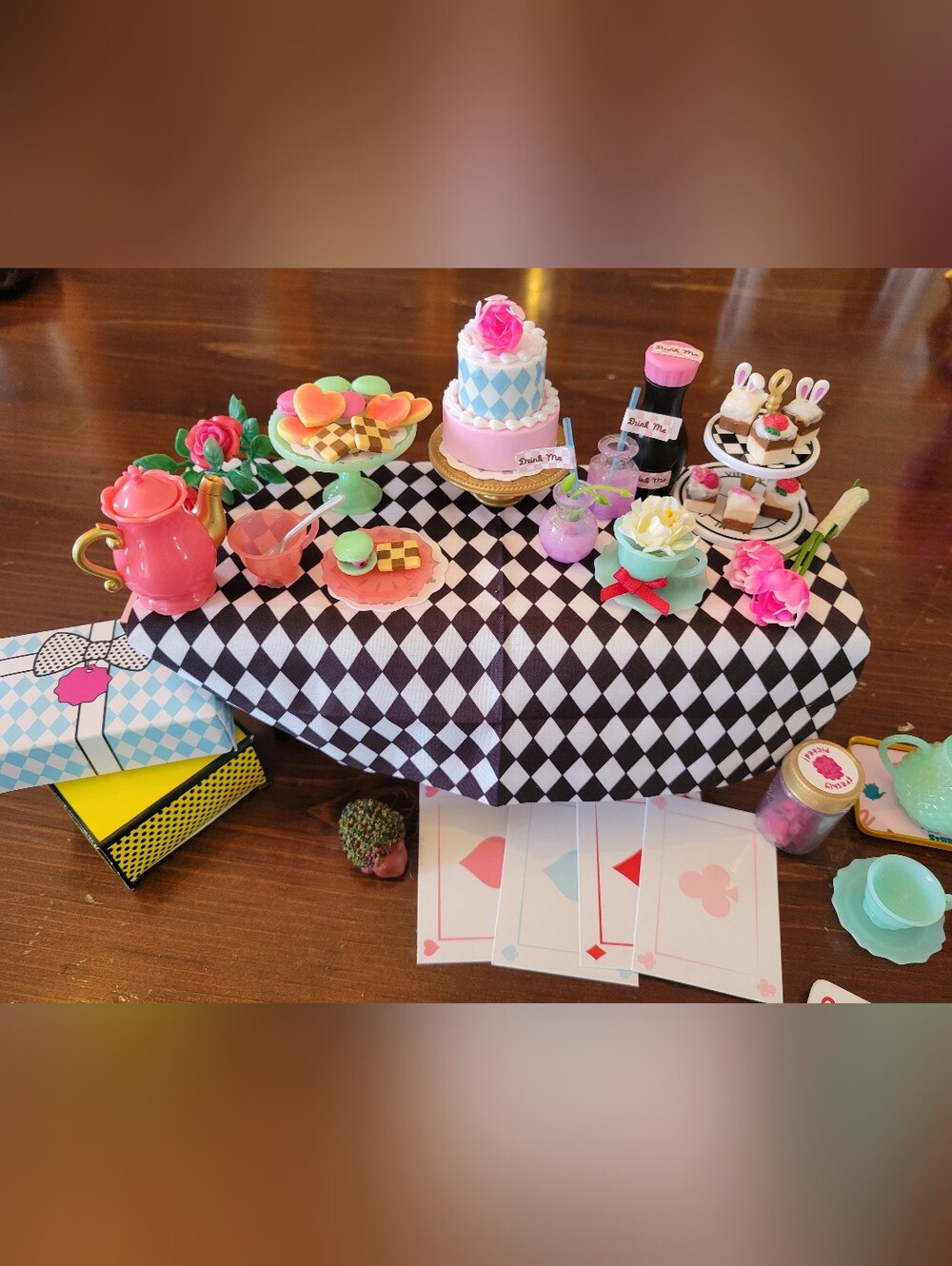 Miniverse Make It Mini Birthday, Queen Of Hearts Tea With Extra Pieces!